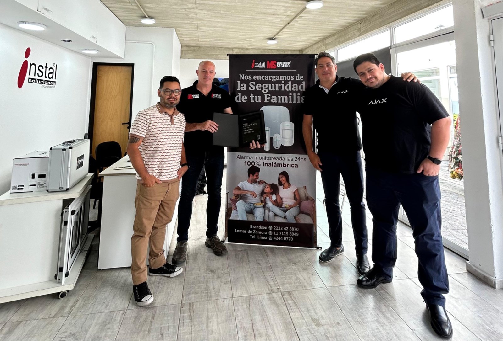 El equipo de Instal junto a Ajax team